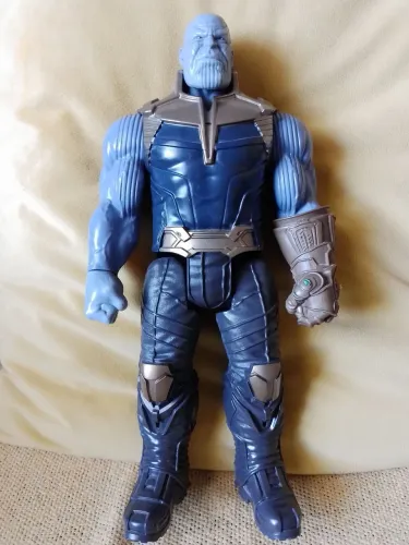 Boneco Thanos 30cm