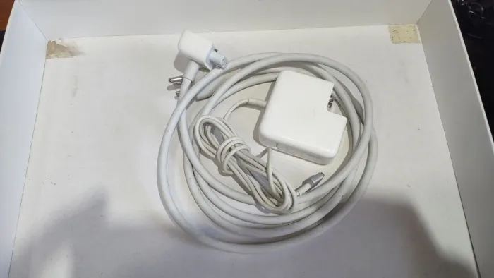 Sim, está disponível. Envio para todo o país. Carregador fonte com cabo Magsafe 2 original