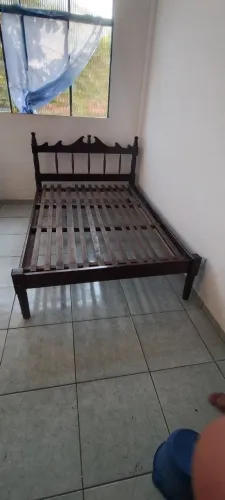 Vendo cama de casal de angelim 