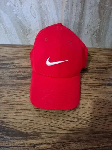 Boné Nike Legacy vermelho em perfeito estado