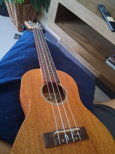 ukulele shelby (ACOMPANHA SUPORTE)