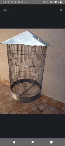 Vendo gaiola grande, mto reforçada, contém uma placa em acrílico no fundo.