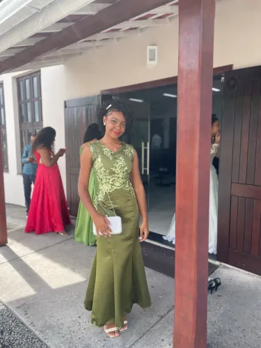 Vestido de Festa Longo Verde Oliva em Cetim e Renda Exclusivo - Usado 1x