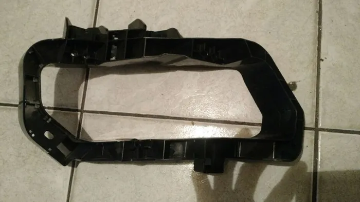 Suporte de farol lado direito Nissan kicks 