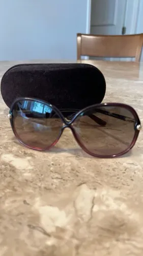 oculos de sol tom ford, cor bordeaux, lente bem suave, modelo islay, com case, emblemas na
