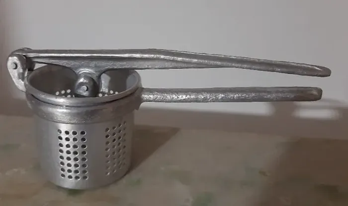 Espremedor de batata ou Escorredor de talheres ou Saleiro de mesa
