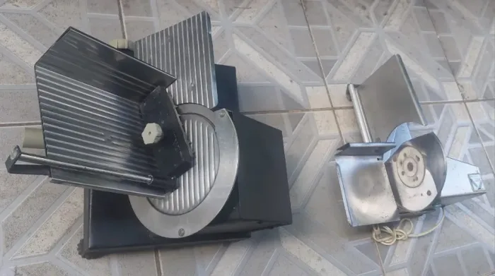 Maquina de cortar frios a preta está sem fio para testar a outra liga está sem disco corte