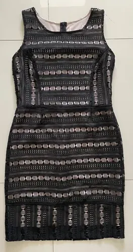 Vestido social | Estilo tubinho clássico | Fundo nude e tela trançada preta