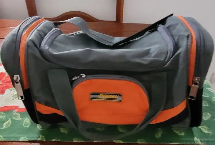 Bolsa pequena 38x20 cm de Viagem Luxcel- cinza e laranja