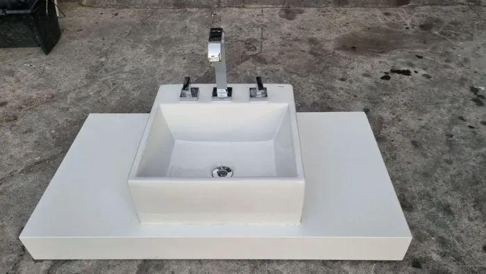Pia Quartzo branco completa com misturador Deluxe Docol e frontão