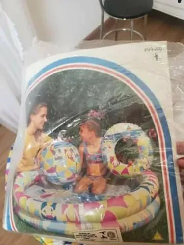 Piscina infantil nova com boia