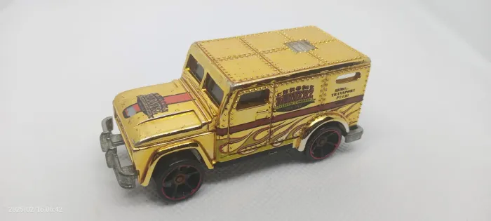 Armored Truck - carro forte dourado - sem tampa traseira