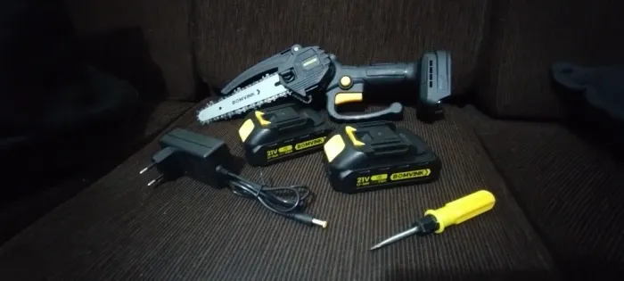 Mini Motoserra Elétrica Portátil sem fio 21v bivolt 1500w - sabre 15cm - 2 baterias