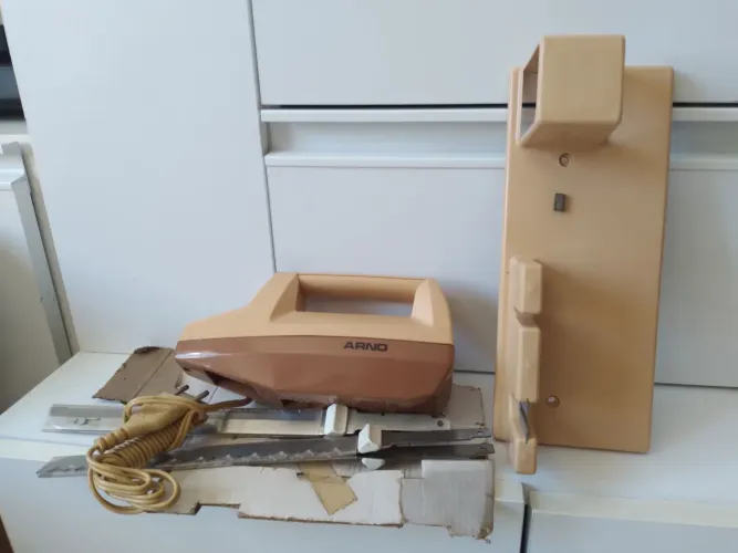 Faca elétrica Arno com suporte