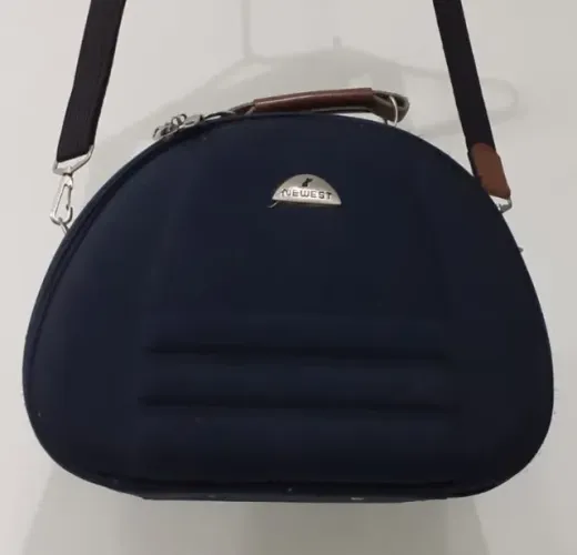 Bolsa de mão para viagem azul marinho usada em bom estado