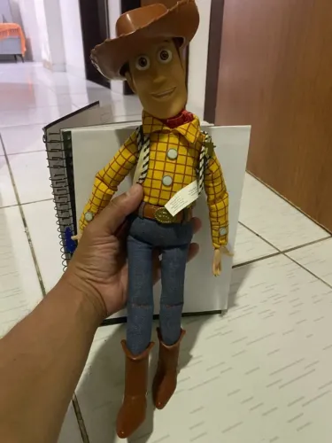 Boneco Woody - Toy Story 3 Disney Store com falas iguais as do filme 