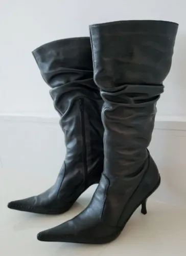 Botas Femininas de Couro Preto