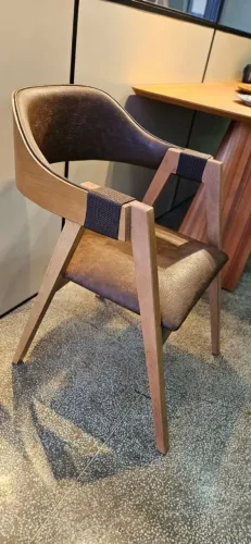 Poltrona de Design com Detalhes em Couro para salas ou mesas de jantar 