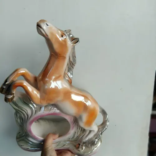 Cavalo de porcelana antigo