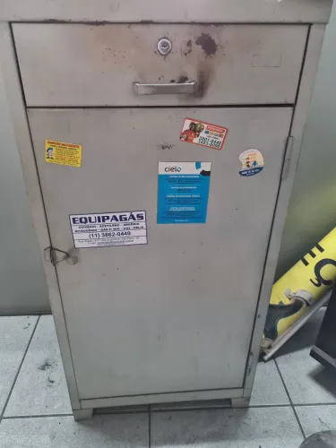 Gaveteiro de metal usado