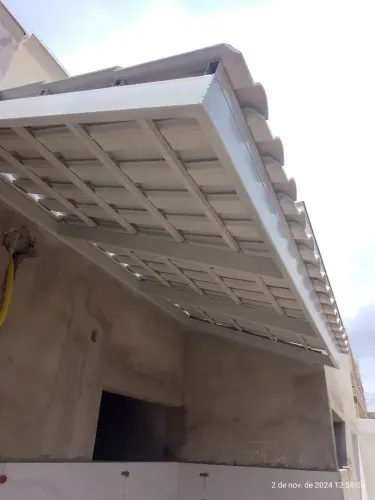 Serralheiro, serviços de solda em geral.