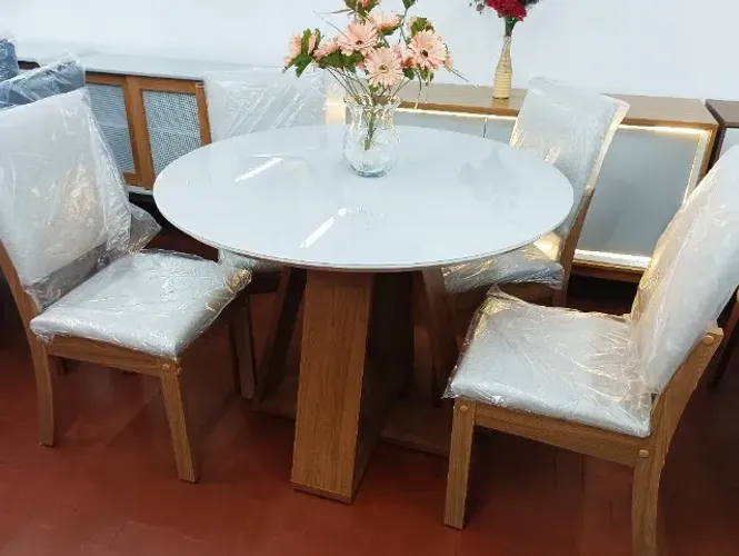 Mesa de Jantar Redonda Celeste c/ 04 Cadeiras Estofadas Milla 100%MDF.