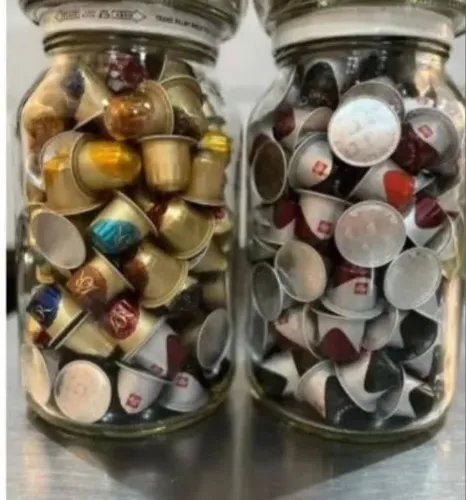 Potes com 100 cápsulas de café da Lor