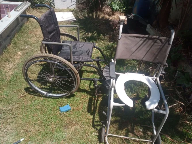 Cadeira de rodas e cadeira de banho