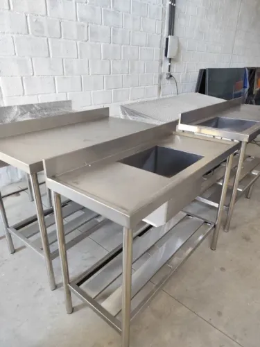 Pias e Bancadas de Inox Sob Medida - Design Robusto e Durável
