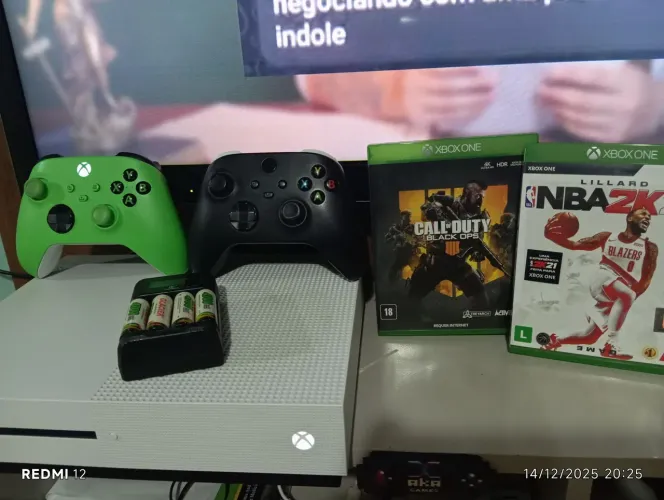 Xbox one s funcionando perfeitamente dois controles 