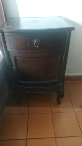 Vendo duas mesinhas de cabeceira  , uma cadeira e uma camiseira grande