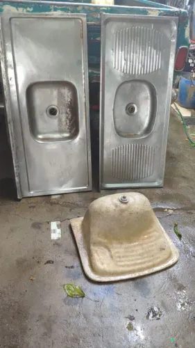 1 PIA de cozinha em aço inox usadas um tanque de roupa