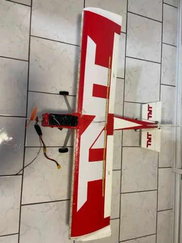 Aeromodelo em isopor Ugly Stick completo com envergadura de 1,20m.