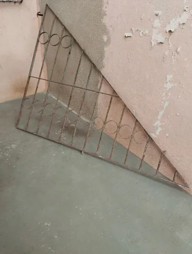 Grade para embaixo de escada 