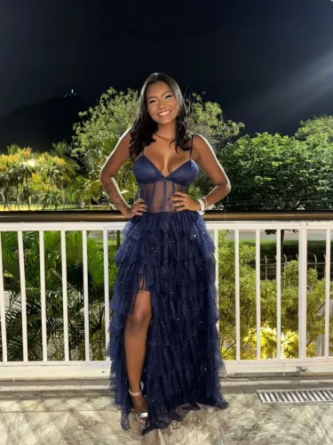 Vestido de festa azul com brilho