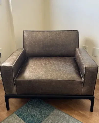 Poltrona estilosa de couro, zerada.