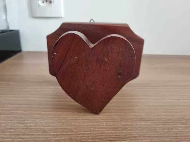 Cabideiro de parede ou porta em madeira para pendurar roupas em formato coração 