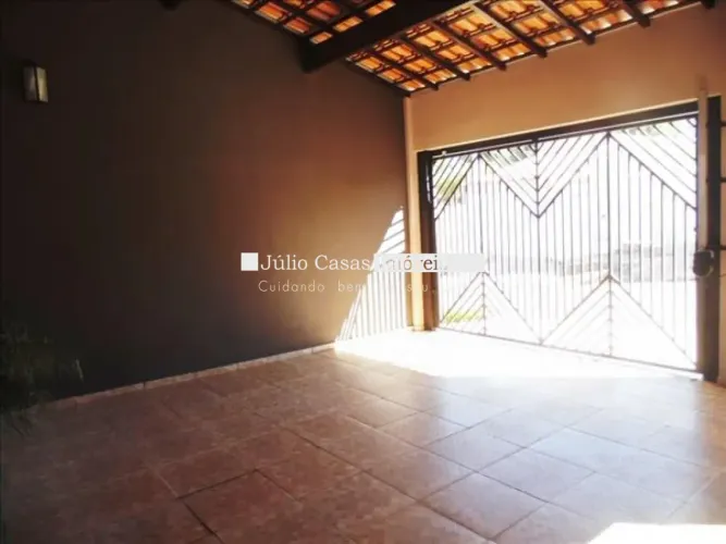 Casa Espaçosa com 3quartos em Excelente Localização. Próximo a Mercado, Escola, Faculdade,