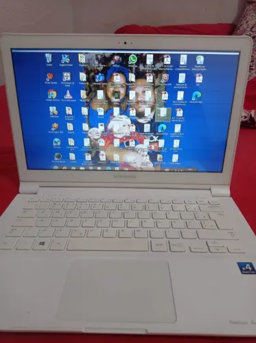Notebook Samsung branco.