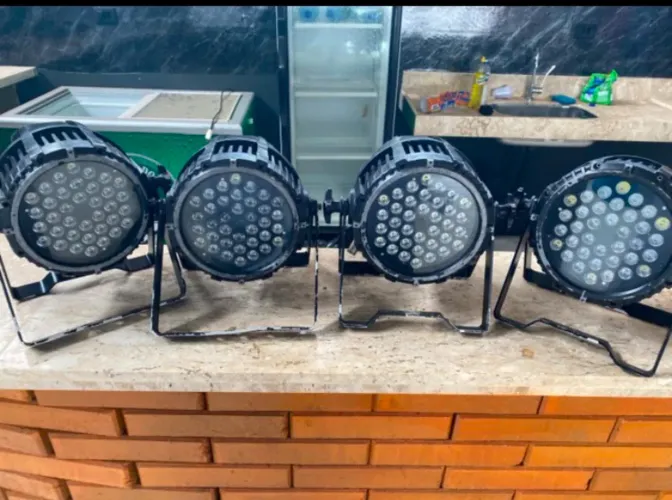 4 Luzes PAR LED Par 64 da marca SKYPIX