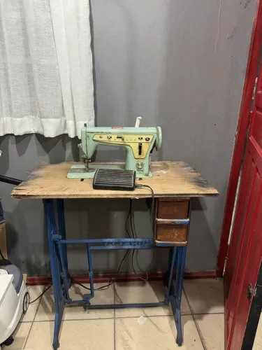 Máquina de costura antiga 