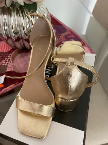 Vendo sandália dourada.