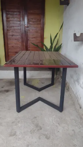 Mesa de Jantar toda em Madeira com Estilo industrial