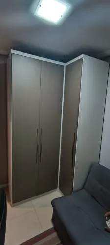 Guarda-roupa de canto Sidlar 2,32x0,54m