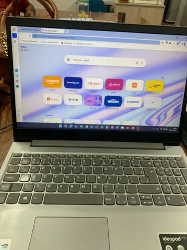 Vendo um computador Lenovo semi novo.