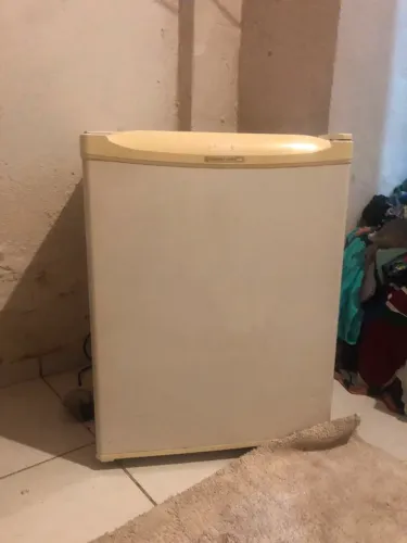 Frigobar semi novo