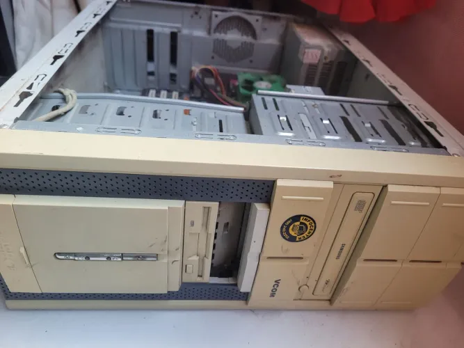 Pc antigo coleção pentium 4 1gb ddr1 sem hd ele liga mas nao ta dando video