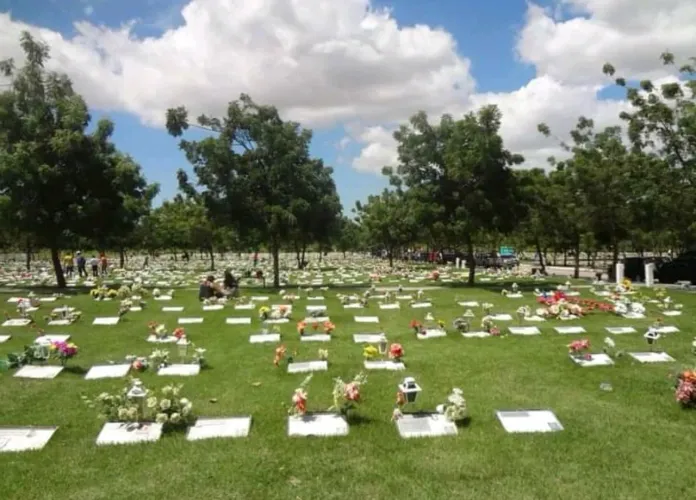 Vendo jazigo no cemitério parque da saudade com três gavetas na calçada, lote especial