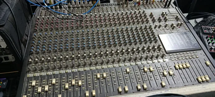 Mesa de som 24 canais 8 auxiliares periférico 