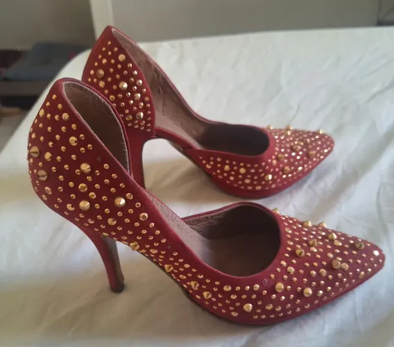 Sapato scarpin salto alto com tachinha vermelho 36